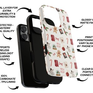 Op de afbeelding: Een gedemonteerde telefoonhoes met een feestelijk kerstpatroon. De hoes heeft een witte achtergrond met rode, groene en bruine illustraties met een vakantiethema. Gemaakt van polycarbonaat en TPU, biedt dubbele bescherming en ondersteunt draadloos opladen.