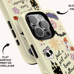 Puede incluir: Funda de tel&eacute;fono de color crema con un dise&ntilde;o tem&aacute;tico de Halloween. La funda presenta un acabado brillante y una impresi&oacute;n de superficie plana con ilustraciones de calavera, fantasma, telara&ntilde;a y el texto "just a girl who loves Halloween."