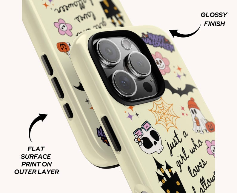 Puede incluir: Funda de tel&eacute;fono de color crema con un dise&ntilde;o tem&aacute;tico de Halloween. La funda presenta un acabado brillante y una impresi&oacute;n de superficie plana con ilustraciones de calavera, fantasma, telara&ntilde;a y el texto "just a girl who loves Halloween."