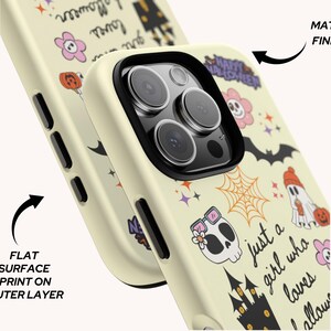 Puede incluir: Funda de tel&eacute;fono amarillo claro con acabado mate e impresi&oacute;n de superficie plana. El dise&ntilde;o de Halloween presenta una calavera con gafas de sol, un fantasma, una telara&ntilde;a y el texto "just a girl who loves Halloween."