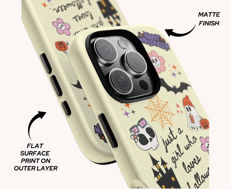 Puede incluir: Funda de tel&eacute;fono amarillo claro con acabado mate e impresi&oacute;n de superficie plana. El dise&ntilde;o de Halloween presenta una calavera con gafas de sol, un fantasma, una telara&ntilde;a y el texto "just a girl who loves Halloween."
