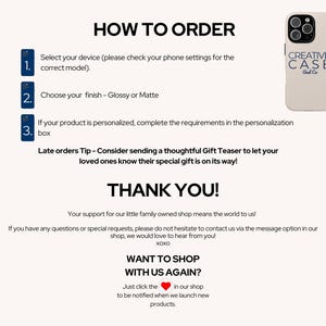 Op de afbeelding: Cr&egrave;mekleurige telefoonhoes met de tekst "CREATIVE CASE And Co." en een telefoonafbeelding. De afbeelding bevat bestelinstructies: selecteer apparaat, kies afwerking en personaliseer.