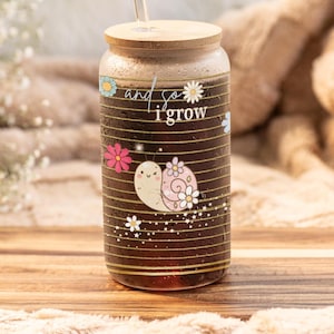 Taza de café helado con tapa de bambú y pajita para té y zumo, con diseño de caracol de dibujos animados, jardinero de flores de verano, pulgar verde, jardinería, adorable.