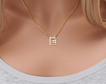 パーソナライズされたイニシャルネックレス、カスタムイニシャルオンブックペンダント、ブックジュエリー、モノグラムジュエリー、本好きの方へのギフト、読書家、3043B
