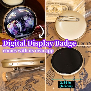 Pode incluir: Um crachá de exibição digital dourado com tela preta e alfinete de segurança. A tela exibe um gráfico colorido em estilo anime. O texto "Digital Display Badge" e "comes with its own app" são visíveis. O crachá mede 6,5 cm de diâmetro.