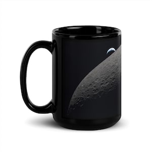 Caneca fotográfica da missão espacial Artemis II com foto da Lua, da NASA, inspirada na Terra • Caneca de cerâmica preta com tema de missão espacial • Presente para amantes do espaço