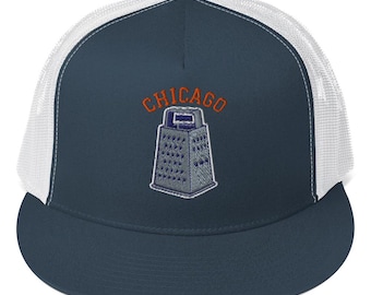 Chicago Football Snapback Trucker-Hut • Käsereibe-Hut • Rivalität Geschenk • Navy & Orange Fan Cap • Lustige Green Bay Gameday Kleidung