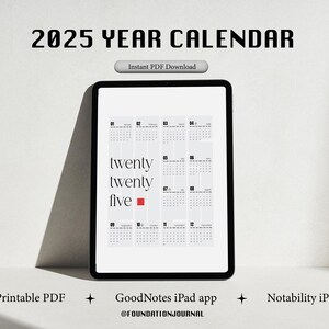 Może przedstawiać: Cyfrowy kalendarz na rok 2025 wyświetlany na ekranie tabletu. Kalendarz jest w kolorze czarno-białym, a rok 2025 jest wyróżniony na czerwono. Tekst "Natychmiastowe pobranie PDF" jest wyświetlany na szarym przycisku. Tekst "Drukowalny PDF", "Aplikacja GoodNotes iPad", "Aplikacja Notability iPad" i "@FOUNDATIONJOURNAL" jest wyświetlany pod tabletem.