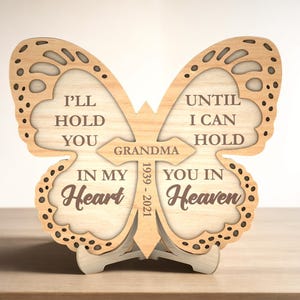 Gepersonaliseerde oma Memorial Sign Cutfile SVG, Grandma Memorial Svg, Memorial Gifts Svg, Memorial Butterfly houten kunst, Glowforge Svg-bestanden