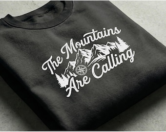 Las montañas te llaman SVG PNG. Camiseta de senderismo de montaña. Regalo de aventura en la naturaleza.