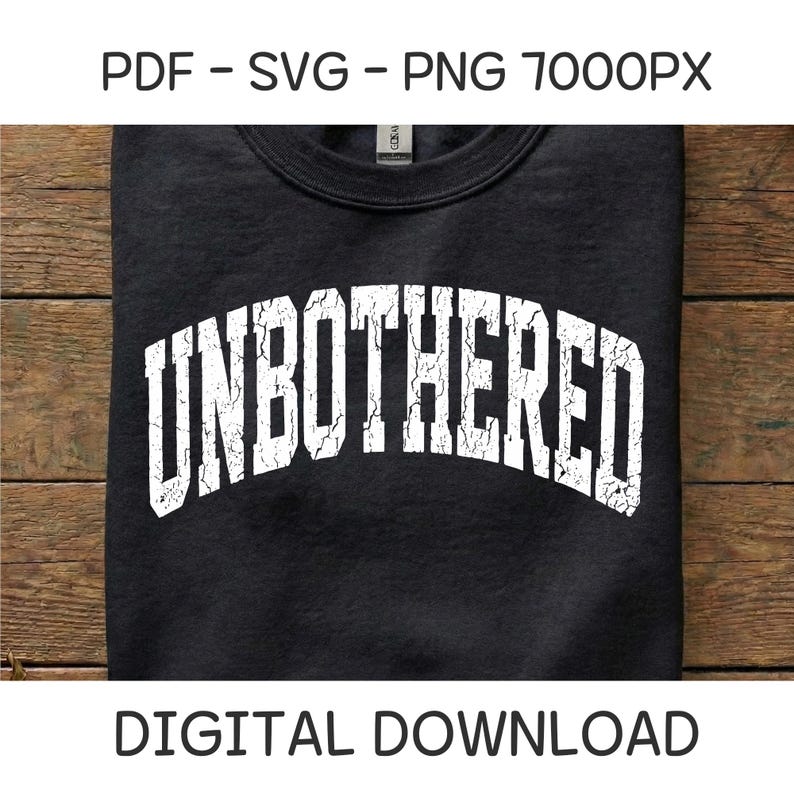 Puede incluir: Sudadera negra con la palabra "UNBOTHERED" en letras blancas desgastadas. El texto est&aacute; arqueado en la parte delantera. Tambi&eacute;n se ven las palabras "PDF - SVG - PNG 7000PX" y "DESCARGA DIGITAL".