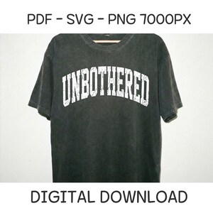 Puede incluir: Camiseta gris oscuro con la palabra "UNBOTHERED" en letras blancas arqueadas. La camiseta tiene un aspecto vintage y desgastado. Tambi&eacute;n se ven las palabras "PDF - SVG - PNG 7000PX" y "DESCARGA DIGITAL".