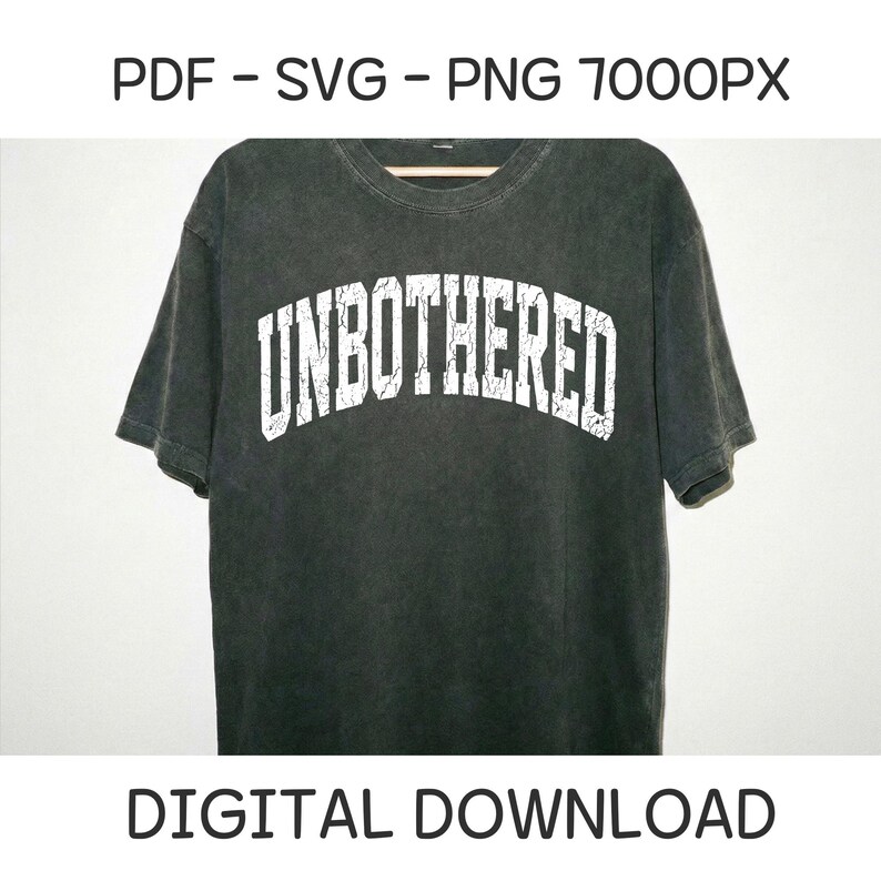 Puede incluir: Camiseta gris oscuro con la palabra "UNBOTHERED" en letras blancas arqueadas. La camiseta tiene un aspecto vintage y desgastado. Tambi&eacute;n se ven las palabras "PDF - SVG - PNG 7000PX" y "DESCARGA DIGITAL".