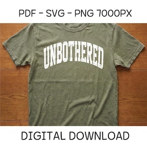 Puede incluir: Camiseta verde oliva con la palabra "UNBOTHERED" en letras blancas desgastadas en el pecho. La camiseta tiene cuello redondo y mangas cortas. Tambi&eacute;n se ven las palabras "PDF - SVG - PNG 7000PX" y "DESCARGA DIGITAL".