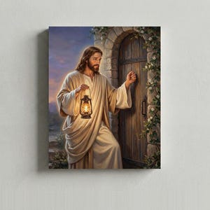 Puede incluir: Una pintura religiosa representa una figura con una túnica blanca sosteniendo una linterna, llamando a una puerta de madera. La figura tiene cabello castaño largo y barba. La puerta está en un arco de piedra, con vides y flores blancas.