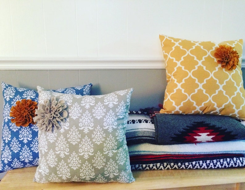 Set of two cotton pillows with felt flower, color gray and white image 5