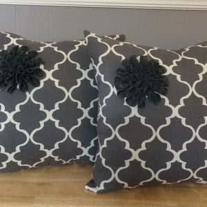 Set of two cotton pillows with felt flower, color gray and white image 1