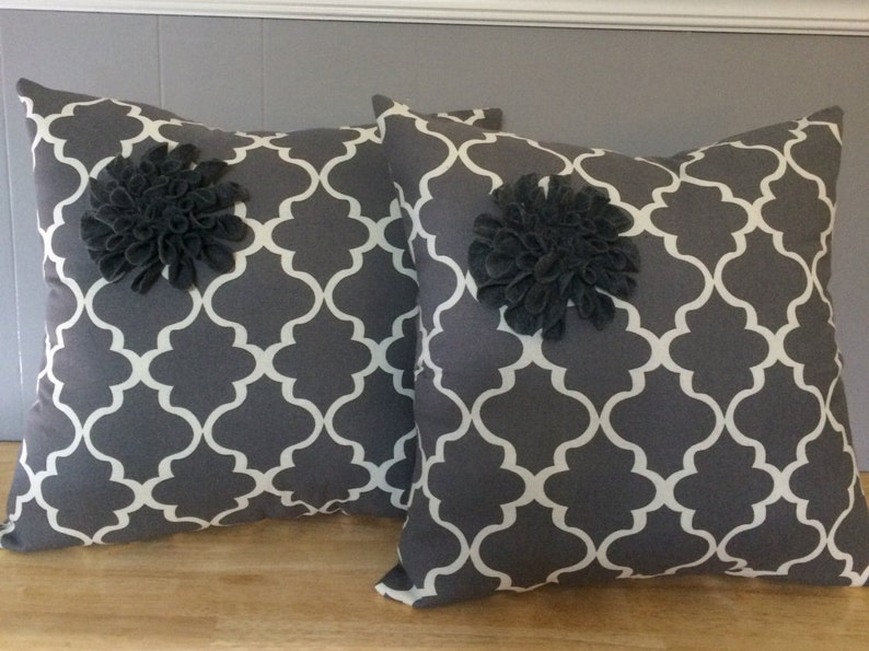 Set of two cotton pillows with felt flower, color gray and white image 1