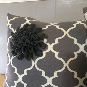 Set of two cotton pillows with felt flower, color gray and white image 4