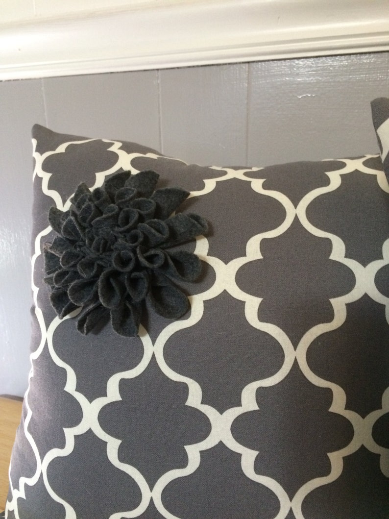 Set of two cotton pillows with felt flower, color gray and white image 4