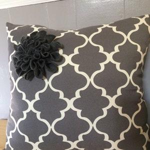 Set of two cotton pillows with felt flower, color gray and white image 3