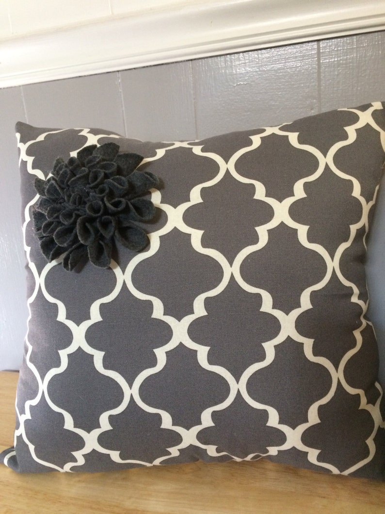 Set of two cotton pillows with felt flower, color gray and white image 3