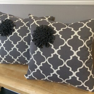 Set of two cotton pillows with felt flower, color gray and white image 2