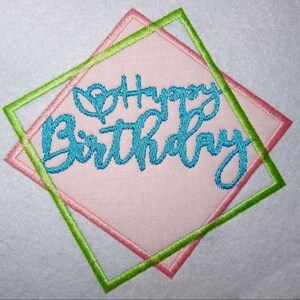Puede incluir: Diseño bordado con las palabras "Happy Birthday" en escritura turquesa. El texto está centrado en un cuadrado rosa, enmarcado por un borde rosa y un cuadrado verde. El diseño está sobre un fondo blanco.