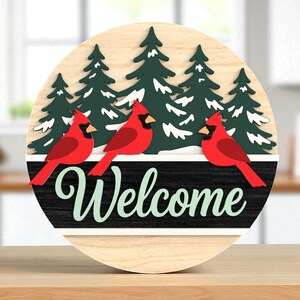 Witamy Kardynałów Ptaki w Sosnach Znak Laserowo Wycinany Cyfrowy SVG – Zima z Ośnieżonym Lasem, Kardynałami, Skrypt w Stylu Farmy dla Glowforge