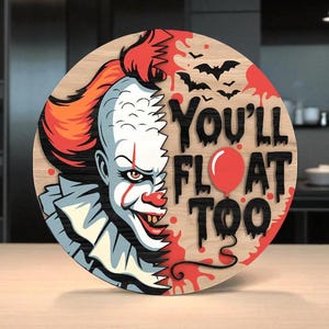 Könnte beinhalten: Runder Holzschild mit einem unheimlichen Clown mit roten Haaren und Make-up. Das Schild enthält den Text "You'll Float Too", einen roten Ballon und Fledermaus-Silhouetten, ideal für Halloween-Dekorationen.