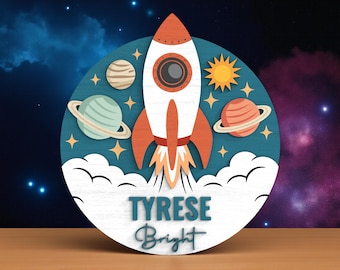 Letrero de bienvenida con nombre de cohete espacial SVG - Arte de pared para guardería con temática espacial, archivo de corte láser digital para Glowforge Cricut xTool