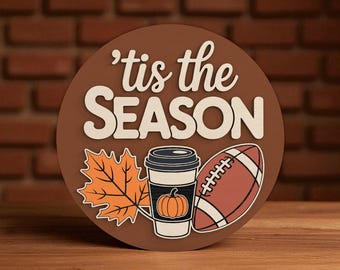 Tis The Season Welcome Sign Laser Cut Digital SVG - Herbst mit Kaffeetasse, Ahornblatt, Fußball für den Herbst Bauernhaus Glowforge