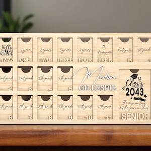 Cadre photo pour années scolaires découpé au laser SVG - - Tableau des jalons de la maternelle à la 12e année avec emplacement pour l'obtention du diplôme - Fichier numérique découpé au laser