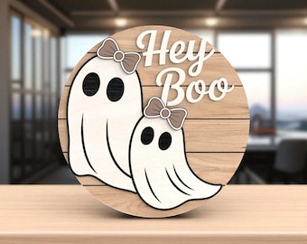 Znak powitalny Hey Boo, wycinany laserowo, pliki cyfrowe SVG – plik wycinany laserowo do dekoracji drzwi na Halloween, urocze duchy i kokardy, plik wycinany z drewna w stylu farmy