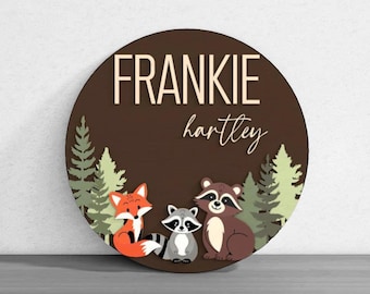 Cartello di benvenuto con animali del bosco, file SVG per taglio laser – Scena forestale a strati con volpe, procione e orso per cameretta o stanza dei bambini, per Glowforge