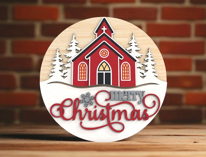 Puede incluir: Decoraci&oacute;n navide&ntilde;a redonda de madera con una iglesia roja, nieve blanca y &aacute;rboles. Las palabras "merry Christmas" est&aacute;n en escritura roja y gris. El fondo es una pared de ladrillos.
