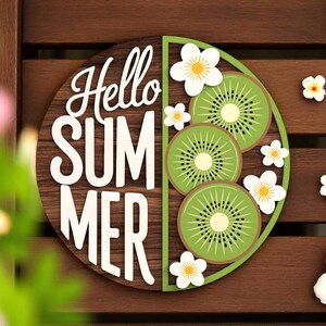 Puede incluir: Un letrero de madera con las palabras "Hello SUMMER" en letras blancas. El letrero presenta un diseño de semicírculo con rodajas de kiwi y flores blancas con centros amarillos. El fondo es de madera marrón oscuro.