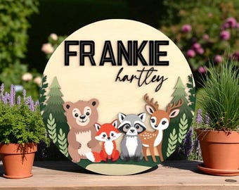 Cartello di benvenuto personalizzato per neonati con nome e animali del bosco, tagliato al laser in formato SVG – Taglio laser a strati per la decorazione della cameretta con orso, volpe, procione e cervo