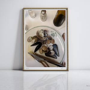 Könnte beinhalten: Ein gerahmtes Gemälde eines Tellers mit Muscheln und Miesmuscheln auf einer weißen Tischdecke. Der Teller hat einen grünen Rand und die Worte "Da Parma" sind darauf geschrieben. Im Hintergrund befinden sich zwei Salzstreuer und eine Weinflasche.