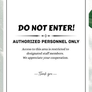 Può includere: Cartello bianco con testo nero: "DO NOT ENTER! AUTHORIZED PERSONNEL ONLY." Il cartello include anche il testo "L'accesso a quest'area è riservato al personale autorizzato. Apprezziamo la vostra collaborazione." e "-Thank you-".