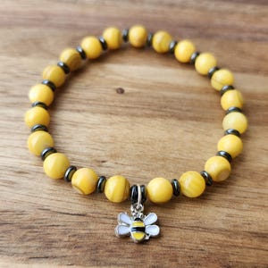 Yellow with bee charm - metal and glass beaded bracelet