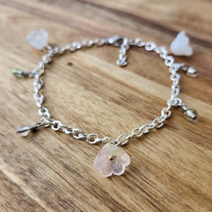 Light pink and white flower - beaded chain bracelet