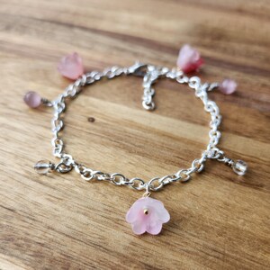 Light pink flower - beaded chain bracelet