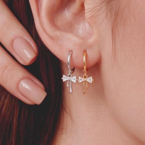 Orecchini a cerchio piccoli in oro con fiocco e pietra portafortuna personalizzati, orecchini da damigella d'onore personalizzati, gioielli per compleanno