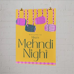 Puede incluir: Un póster amarillo con el texto "Welcome to Nisa's Mehndi Night" en verde. El póster presenta ilustraciones de tambores en rosa y verde azulado, suspendidos de cuerdas de cuentas moradas. Un borde rosa decorativo está en la parte inferior.