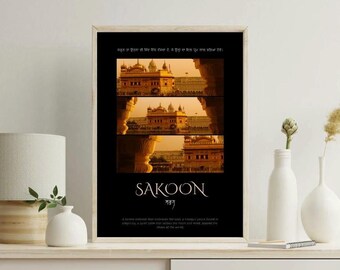 Könnte beinhalten: Ein schwarz-weißes Poster mit einem Foto eines goldenen Tempels, der sich im Wasser spiegelt. Das Poster zeigt das Wort "SAKOON" in einer stilisierten Schriftart und das Wort "शांति" in einer kleineren Schriftart darunter. Der Text "A serene stillness that envelops the soul, a tranquil peace found in simplicity, a quiet calm that settles the heart and mind, deepening the peace of the world." befindet sich am unteren Rand des Posters.