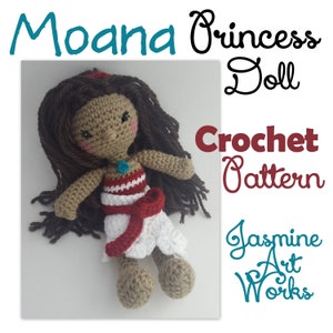 K&ouml;nnte beinhalten: H&auml;kelanleitung f&uuml;r eine Moana Prinzessinnenpuppe. Die Puppe ist braun mit langen braunen Haaren und tr&auml;gt ein wei&szlig;es und rotes Kleid mit einer blauen Halskette. Das Muster ist mit "Moana Princess Doll Crochet Pattern" und "Jasmine Art Works" betitelt.