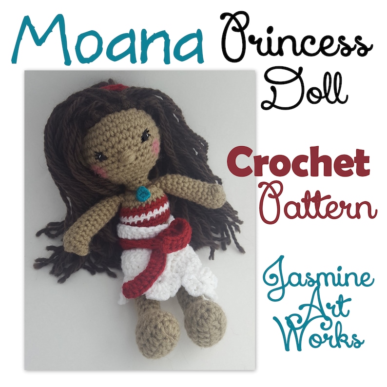 K&ouml;nnte beinhalten: H&auml;kelanleitung f&uuml;r eine Moana Prinzessinnenpuppe. Die Puppe ist braun mit langen braunen Haaren und tr&auml;gt ein wei&szlig;es und rotes Kleid mit einer blauen Halskette. Das Muster ist mit "Moana Princess Doll Crochet Pattern" und "Jasmine Art Works" betitelt.