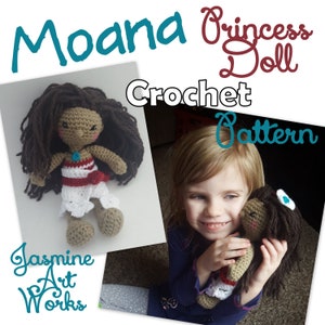 K&ouml;nnte beinhalten: Ein H&auml;kelmuster f&uuml;r eine Moana Prinzessinnenpuppe. Das Muster hei&szlig;t "Jasmine Art Works". Das Bild zeigt eine geh&auml;kelte Puppe mit braunen Haaren und einem rot-wei&szlig;en Outfit. Die Puppe h&auml;lt eine blaue Muschel. Das Bild zeigt auch ein junges M&auml;dchen, das eine &auml;hnliche Puppe h&auml;lt.