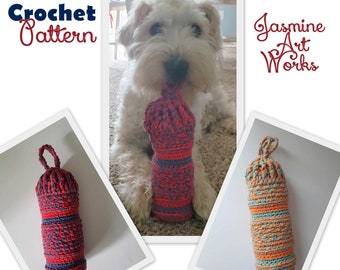 Puede incluir: Un juguete para perros de botella de agua de crochet en rojo, azul y naranja. El juguete tiene forma de botella y tiene un lazo en la parte superior. El juguete se muestra en tres fotos, una con un perro sosteniendo el juguete en su boca.